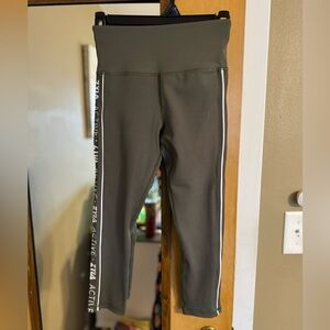 Zyia Active Olive Logo Light-N-Tight Capri Leggings 20”